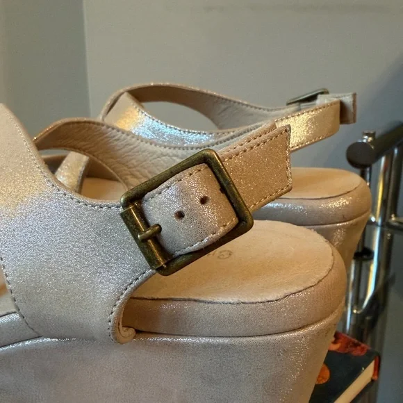 Chocolat Blu Winnie Wedge Sandals in Shimmering Gold, SZ 6/7 LIKE NEW! MSRP $184 - Picture 5 of 9